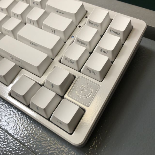 Customized AL71
---
Yunzii AL71 coated in gloss-white enamel, filled with clear-top modded Moondrop Tessence switches, and topped with white side-print shine-thru keycaps to compliment the South-facing RGB.